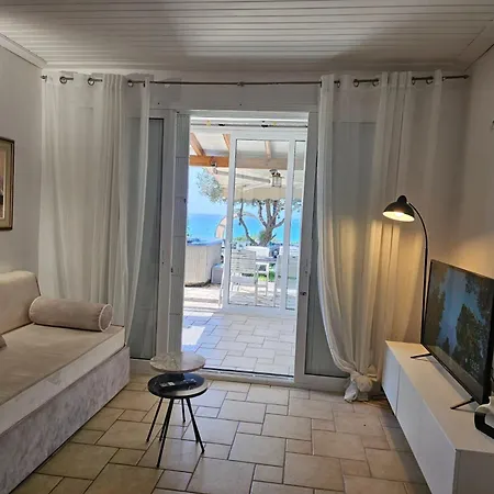 Corfu Menigos 13 펜션 *